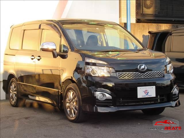 TOYOTA VOXY ZS KIRAMEKI 2010